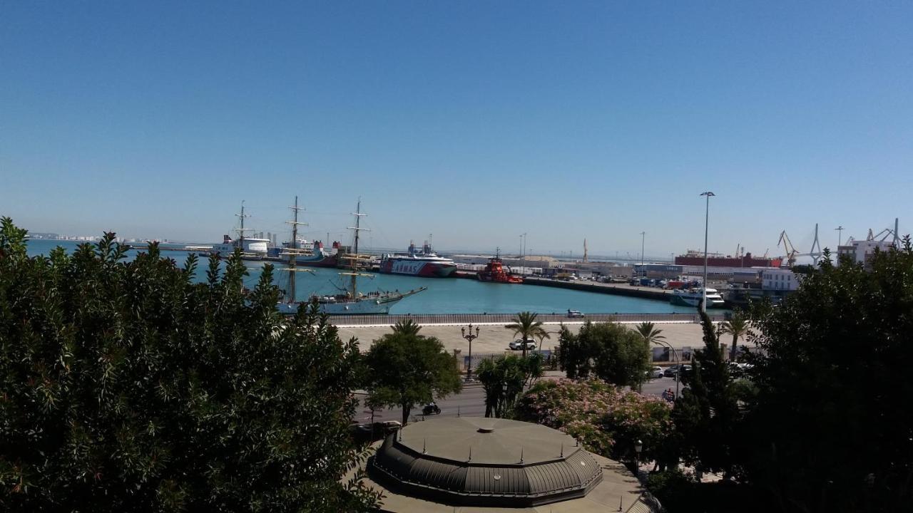 Apartamento Puerta Al Mar Cadiz Bagian luar foto
