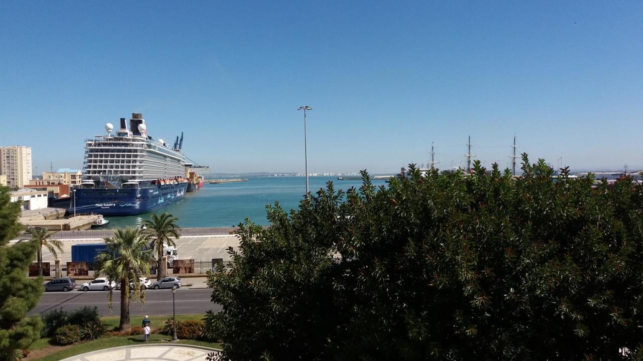 Apartamento Puerta Al Mar Cadiz Bagian luar foto